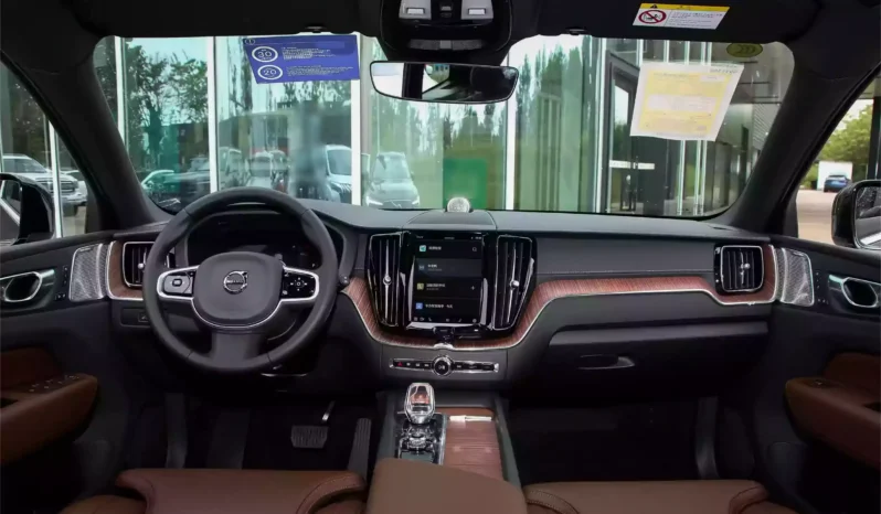 
								Volvo XC60 PHEV full									